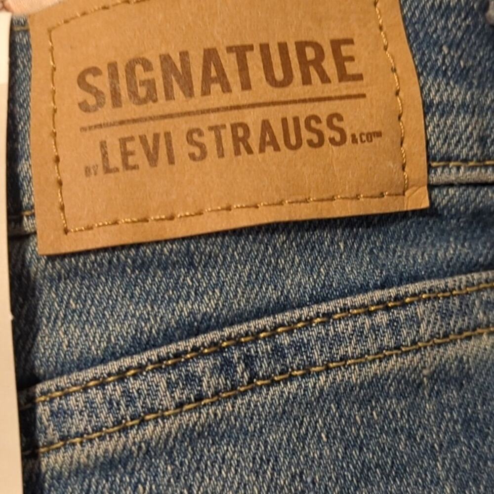 Levi's Signature NWT High Rise Straight Stretch Distressed Jean Women's Size 16 - Picture 5 of 7